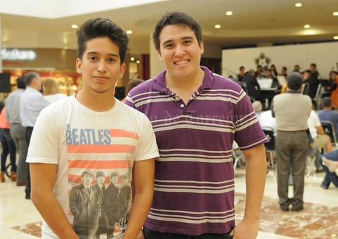 05082016 EN EL MALL.  Abraham y Juan.