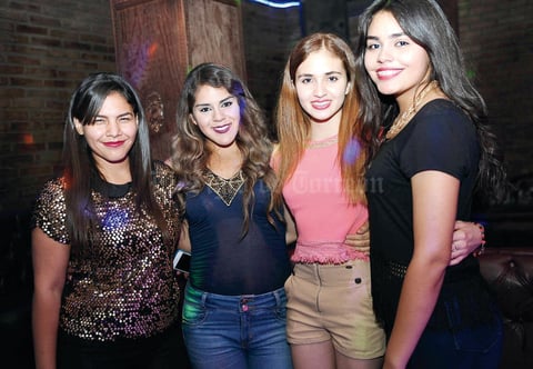 09082016 SE DIVIERTEN.  Marlene, Ángela, Diana y Estefanía.