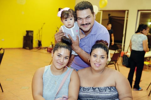 09082016 EN FAMILIA.  Karen, César, Karime y Karina.
