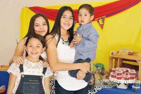 09082016 EN FESTEJO.  Paulina, Andrea, Valentina y José.