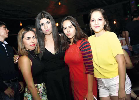 10082016 ENTRE AMIGAS.  Samantha, Esperanza, Elizabeth y Ana.