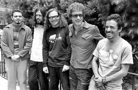 En más de una ocasión, Cerati tocó al lado de la banda mexicana Café Tacvba.