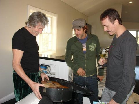 También grabó un tema al lado de Roger Waters, líder de Pink Floyd, para la fundación ALAS.