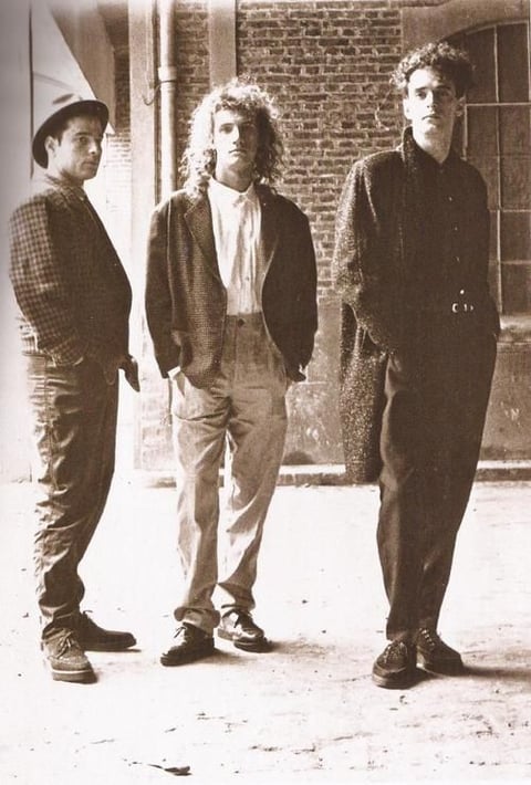 El trío de Soda Stereo se conformaba por Zeta Bosio (i), Charly Alberti (c) y Gustavo Cerati.