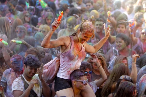 Un momento del festival de los colores Monsoon Holi Madrid, que por tercer año consecutivo acoge el barrio de Lavapiés al ritmo de las danzas de Bollywood, en el que 500 kilos de polvos de pétalos de flores y miles de litros de agua colorean a las más de 5.000 personas participantes.
