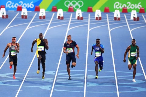 El francés Jimmy Vicaut dominó la primera semifinal con 9.95 y el estadounidense Justin Gatlin, abucheado por un público que no le perdona su pasado (cuatro años suspendido por dopaje) se impuso en la tercera con 9.94.