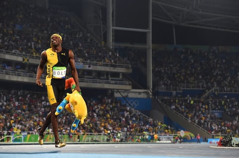 En un estadio Olímpico por vez primera en tres días repleto en su honor, Bolt se ganó al público brasileño, que le admitió como ídolo propio y coreó su nombre las tres veces que compareció en la pista.