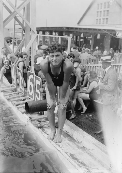 El actor Johnny Weissmüller famoso por interpretar a Tarzán en la década de 1920, representó a los Estados Unidos como nadador en los juegos de París 1924 y Amsterdam 1928, en donde se consagró con cinco medallas de oro y una de bronce.