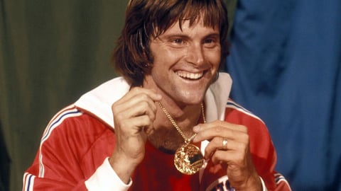 Bruce Jenner, quien hoy es mejor conocido como Caitlyn Jenner, ganó la medalla de Oro en el decatlón de los Juegos Olímpicos de Montreal 1976 y cuando se retiró de las competiciones se dedicó a dar charlas motivacionales, a hacer avisos publicitarios y tuvo una fugaz carrera en el mundo del espectáculo hasta que participó en el reality Keeping Up with the Kardashians, por ser el padrastro de las mediáticas hermanas.
