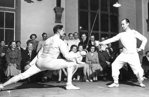 El actor Bob Anderson, quien era llamado el espadachín de Hollywood, fue "Darth Vader" en la trilogía original de Star Wars, pero antes fue campeón de esgrima y participó en Helsinki 1952, por el Reino Unido. No ganó medallas olímpicas, pero forjó una gran carrera en el cine a partir de un llamado de un estudio para entrenar actores.