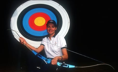 La actriz Geena Davis reconocida por comedias como Stuart Little es además una eximia arquera. Fue parte de los ensayos del equipo estadounidense para el equipo de tiro con arco de Sydney 2000 junto con otras 300 mujeres, aunque finalmente no consiguió ser seleccionada para viajar.