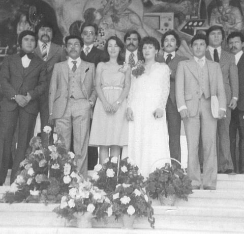 07082016 Fernando Tea Wong el dÃ­a de su graduaciÃ³n acompaÃ±ado por compaÃ±eros de generaciÃ³n.