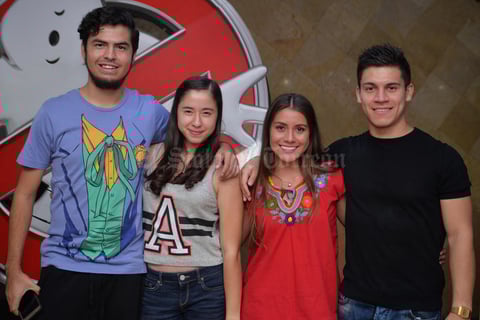 12082016 DISFRUTANDO DE PREMIER.  Carlos, Andrea, Salma, Guille.