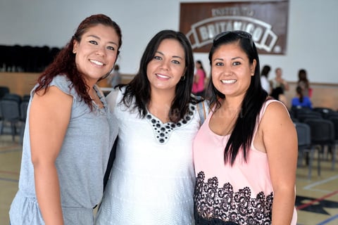 16082016 POSAN PARA LA FOTO.  Rosa, Gaby y Mayte.