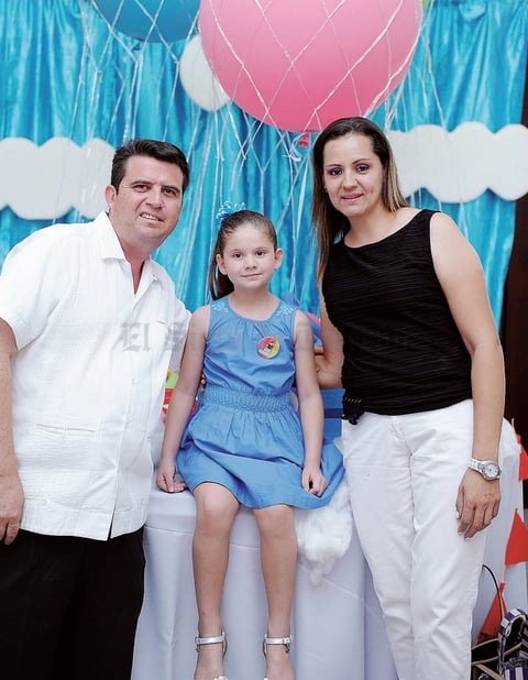 11082016 EN FAMILIA.  Humberto, Ana Cristina y Cynthia.