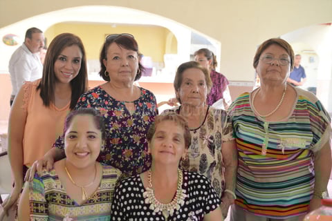 11082016 Felicitan a la novia