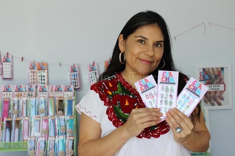 14082016 Ana Guajardo fundó hace cuatro años Cha Cha Covers, un negocio dedicado al diseño y venta de pegatinas para uñas cuyas imágenes destacan iconos pop y culturales mexicanos.