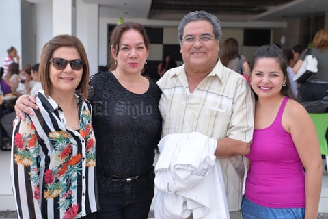 14082016 Gabriela, Paty, Padre Gerardo Zatarain y Mariana.