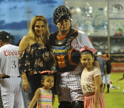 14082016 EN FAMILIA.  Humberto Cota acompañado de su esposa, Joanna González Arvizu, y sus hijas, Kianna Ximena y Kamille Sophia Cota González.