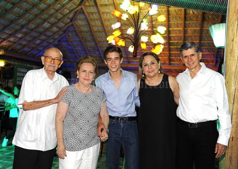 14082016 FIESTA SORPRESA.  César Emiliano de la Garza Méndez acompañado de sus abuelos, César y María José de la Garza, Sofía y Jaime Méndez, en su fiesta sorpresa por su viaje de estudios a la Culver Military Academy.