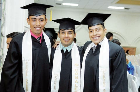 11082016 SE GRADúAN.  Jorge, Elmer y Alejandro.
