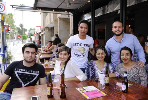 17082016 DESPEDIDA DE SOLTERA.  Lily Flores acompañada de René, Wendy, René y Paty.