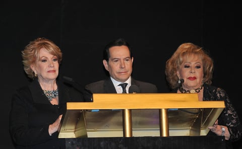 Maxine Woodside, Juan José Origel y Silvia Pinal presentaron la producción Mujeres de negro.