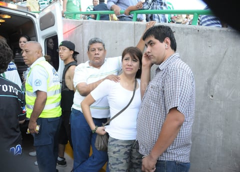 La afición no abandonó a su equipo. El partido entre Santos y Morelia terminó más de un mes después de haber iniciado en el mismo escenario.