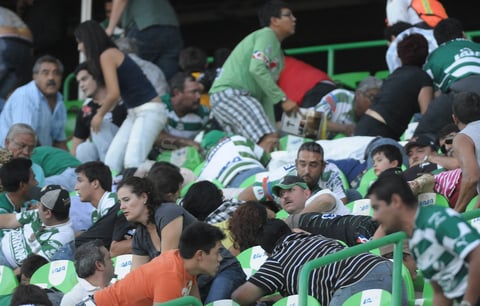 "Nosotros no nos damos cuenta. Y digo nosotros como aficionados. Estábamos al interior de la barra La Komún y no escuchamos la balacera", recuerda Alfredo Morales Pérez, sociólogo e investigador sobre la violencia en los estadios.
