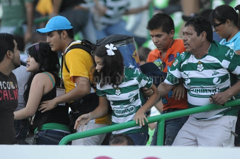 En las tribunas, miles de personas intentaban resguardarse entre los respaldos de las butacas. Reinaba el caos en el corazón del desierto lagunero.