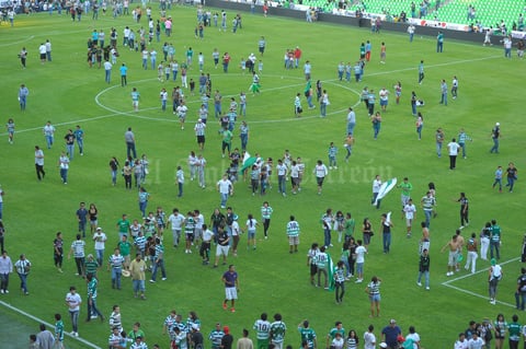 Corría el minuto 40 del primer tiempo cuando Federico Vilar dejó su portería para atravesar el campo de extremo a extremo. Al igual que él, uniformes albiverdes y visitantes se confundían en busca del túnel de salida.