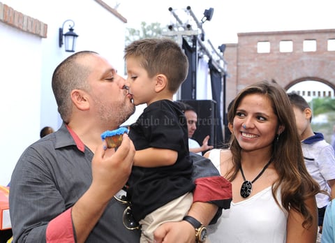 José Gerardo con sus papás, José Eduardo y Elizabeth