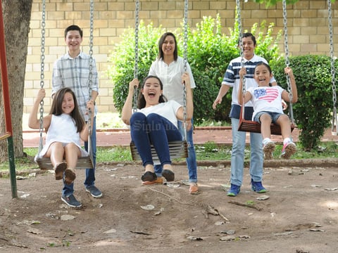 Los nietos, Santiago, Daniela, Heriberto, Mariana, Anya y Angie