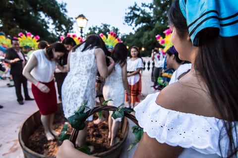 Invitados a la cena - maridaje CB Gourmet Experience tuvieron oportunidad de ver los rituales de La Vendimia, como el tradicional pisado de las uvas