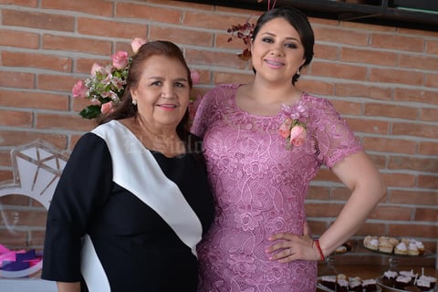 20082016 La futura novia en compañía de su mamá, organizadora del evento.