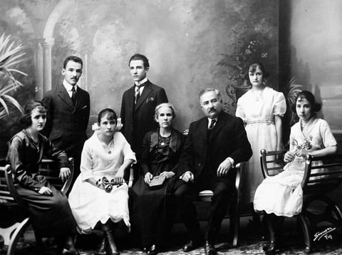 14082016 Familia GÃ³mez Santos, originaria de Zaragoza, Coahuila. Foto de 1911: Adolfo GÃ³mez Santos, Federico GÃ³mez Santos, mÃ©dico fundador de la PediatrÃ­a en MÃ©xico y varios hospitales llevan su nombre, principalmente, el Hospital de PediatrÃ­a del Centro MÃ©dico de la Ciudad de MÃ©xico, Refugio GÃ³mez Santos, Beatriz GÃ³mez Santos, Mercedes GÃ³mez Santos, Mercedes Santos, Francisco GÃ³mez MartÃ­nez y Bertha GÃ³mez Santos.