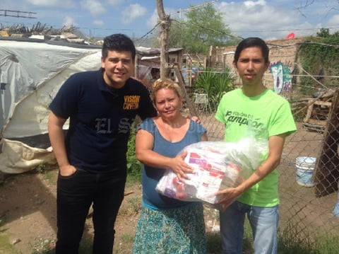 23082016 NOBLE LABOR.  Adoniram Martín del Campo, director de la Fundación Visión de Campeón, en compañía de Alejandro Mendoza, entregaron poco más de 30 despensas básicas a madres solteras como parte del Proyecto Es mejor dar, que recibir.