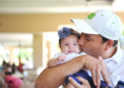 23082016 LINDA POSTAL.  Nabuco Córdova con su pequeña hija, Lorena Córdova Castañeda.