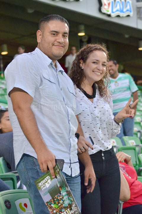 23082016 APOYAN AL SANTOS.  Javier y Adriana.