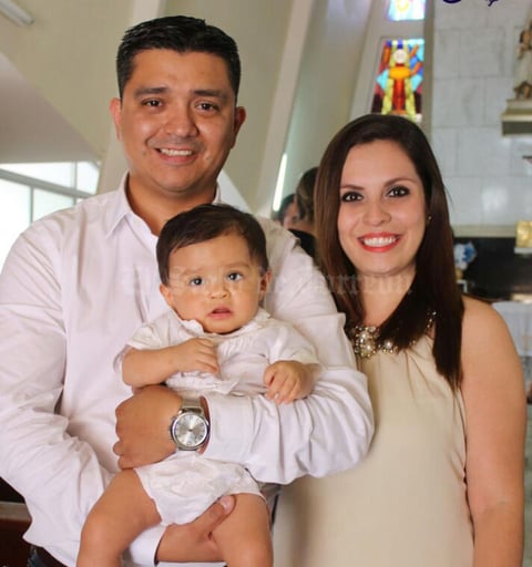 22082016 EN FAMILIA.  David Ramos Lira y Betty Alarcón Hernández con el pequeño Lorenzo Ramos Alarcón.