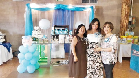 21082016 FUTURA MAMá.  Claudia Molina en compañía de su mamá y organizadora del evento, Carolina Rodríguez, y su suegra, Lidia Rodríguez. Su bebé, Leonardo, nacerá el 15 de septiembre.