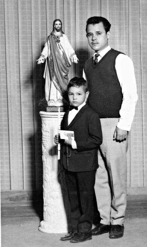 21082016 Guillermo Olvera en su Primera Comunión con su padrino, Fernando Muñoz, en 1966.