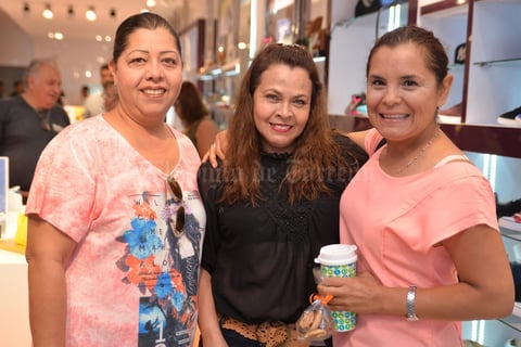 24082016 ASISTEN A APERTURA.  Adriana, Silvia y Cristy.