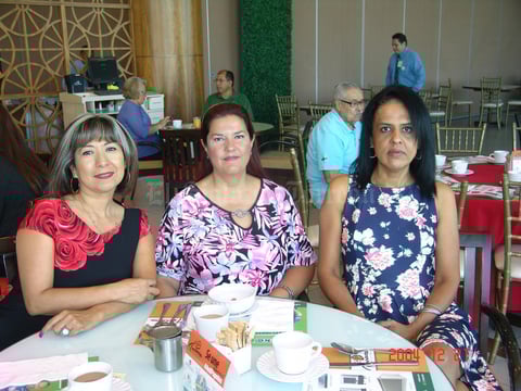 27082016 EN LA TERRAZZA.  Liliana, Ruth y Lucero.