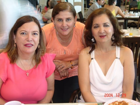 27082016 ENTRE AMIGAS.  Lupe, Laura y Rocío.
