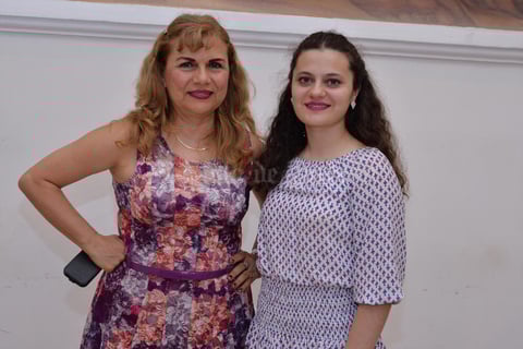 27082016 EN EL TEATRO.  María Rosa y Brigitte.