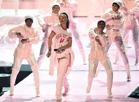 Rihanna dividió sus actuaciones a lo largo de la noche.