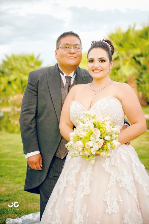 28082016 Dr. Arturo Estrada Hernández y Dra. Irma Anais Quintana Díaz contrajeron matrimonio religioso en la Parroquia de Los Ángeles en punto de las 16:00 horas del 19 de agosto, donde fueron acompañados por sus padres, Sra. Velia Irma Díaz Corona e Ing. David Eduardo Quintana Espinoza; Sra. Norma Guadalupe Hernández Pacheco y Sr. Arturo Estrada Álvarez. - JC Estudio.