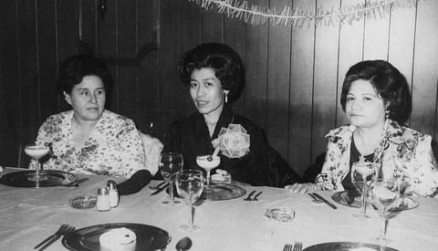 28082016 Minerva, Laura Emma y María, en 1975.
