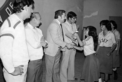 28082016 Hace cuatro décadas, en entrega de trofeos, vemos al Prof. Darío de la Garza Robles, Prof. José Garza, Prof. Julio Rodríguez Sánchez (f) y Prof. José Antonio López Vázquez.